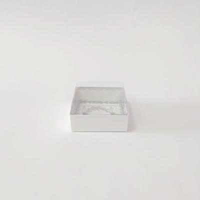 8x8x4 Gümüş Yaldızlı Beyaz Kutu
